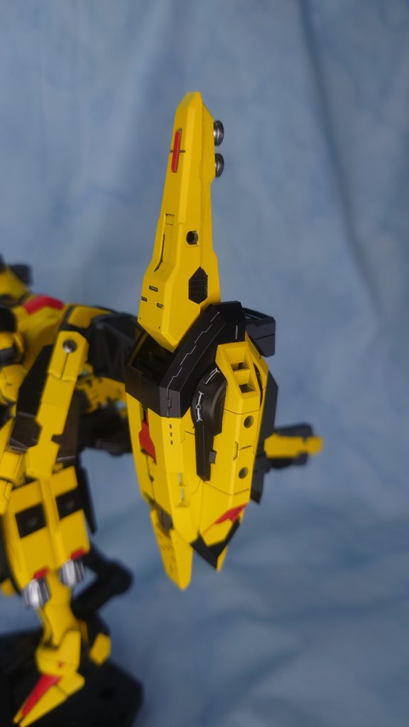 黒の塗装部にスミ入れするならシルバーが映えると思い入れてみました。ちょっと希釈し過ぎて粒子が流れ気味だったので、一度乾燥させた後もう一度流し込んで定着させました