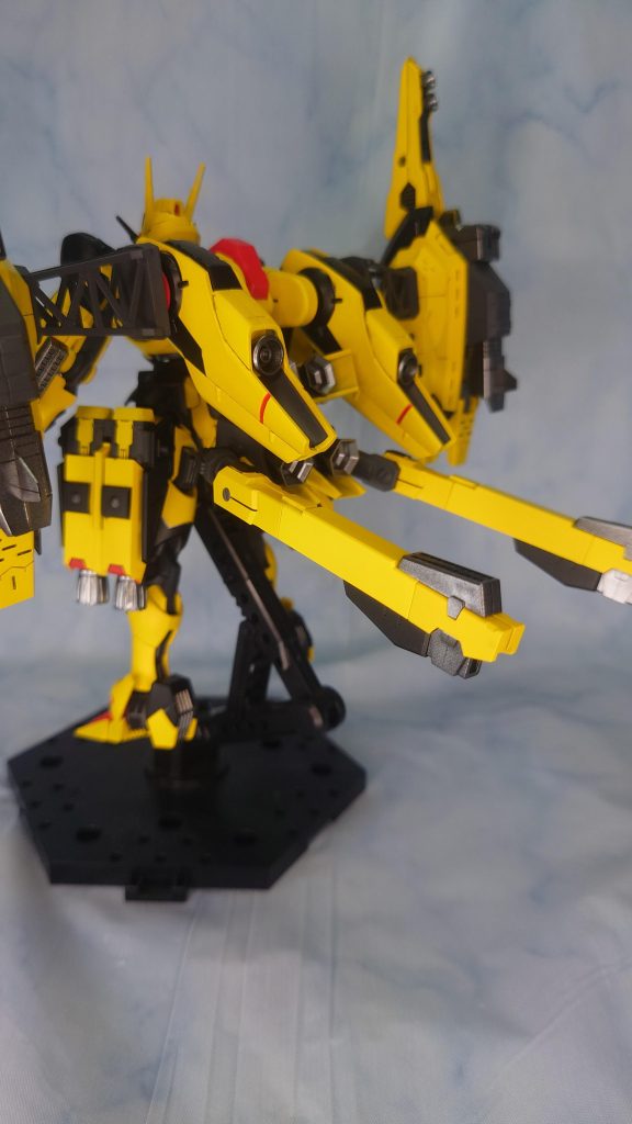 プロペラントタンクもスラスター扱いです腕接続の方は長すぎると腕を前に向けられないので極短形状、逆に背部接続の方は長めにしています