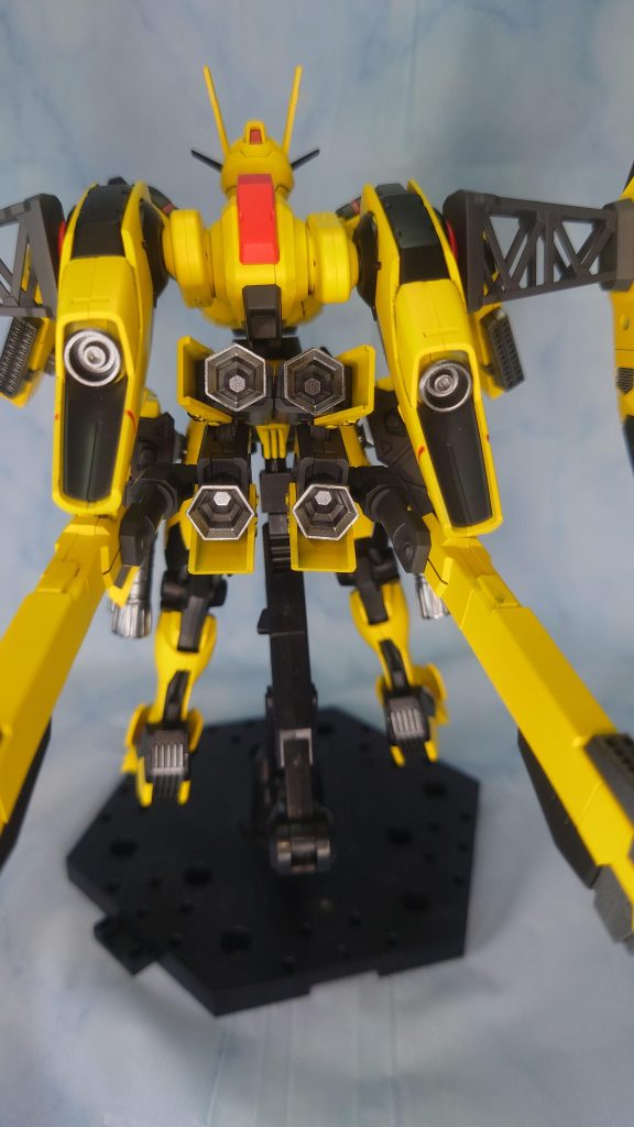 スラスターが4つもあるけど接続方法どうしようか悩みました。結果、スラスターの接続穴に接続という形をとりました。思い付きの方法でしたが意外とまとまっているのではないでしょうか