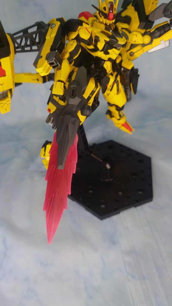 武装はシンプルにエアリアルのライフル2丁ビームソード状態です単色で塗るとビームソードっぽくないと思い、今回初めてグラデーション塗装(ぽいもの)をしてみました