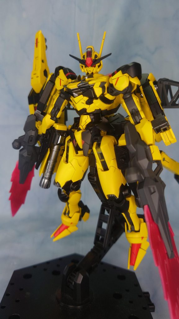 使った色(G = ガイアノーツ、C = クレオス、T = タミヤ)サフ:G EVOグレー、EVOピンク黄:G サンシャインイエロー黒:G Ex-ブラック機体赤:C モンザレッドビーム:G コーラルピンク → G ローズディープレッド関節:G メカサフスーパーヘヴィメタリック:G スターブライトアイアン塗分け赤:C 水性モンザレッド塗分け黒:C 水性ブラックスミ入れ1:T スミ入れダークグレイスミ入れ2:G ピンポイントシルバーメタリックトップコート:G EX-クリアー他トップコート:G EX-セミグロスクリアープレミアム