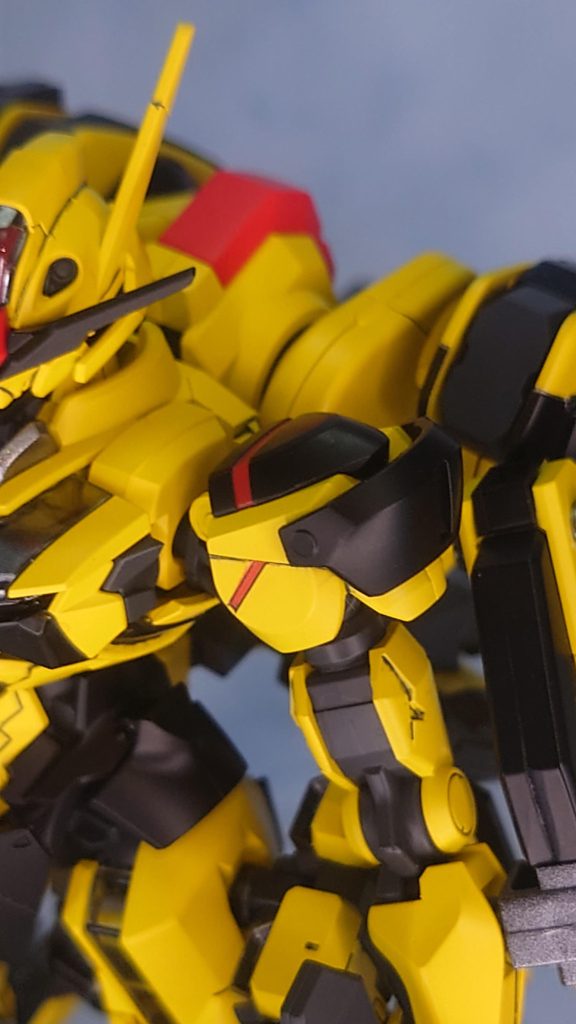 今回一部のブラックや肩のレッドの塗分けは水性塗料で行なっています。これまでキッチリとマスキングをして塗分けるのが大変だったので、ザックリマスキングで塗った後マジックリンではみ出し部を除去しました。ネットや動画で紹介されていましたが、本当にあっさり落とせるので超便利!みなさんもお試しあれとまぁ絶賛してましたが、今回の失敗は「種類」。肩のレッドを塗ってマジックリンで拭ったら全然落ちない!完全乾燥の目安の一週間くらい経ってから試したのでダメだったのかと思い、泣く泣く塗装を落とし仕方なく再塗装してもう一度チャレンジ。しても全然落ちない!乾燥から時間が立ち過ぎたらダメと思い、塗ってから30分くらいで試したのにダメでしたもしかしてデマ情報だった?と思いましたが、よくよく見たら使っていたのは「ラッカー」でした。希釈した塗料に名前を付けて保管しているのですが、使っていたのが「同じ名前のラッカー塗料と水性塗料」だったので混ざった結果どっちがどっちかわからなくなりラッカーで塗っていました。その後改めて水性塗料で塗り分けてマジックリンしたらちゃんと落ちました皆さんも塗料の種類はきちんと判別できる状態で保管しましょう