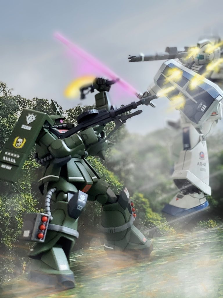 そして近接距離まで飛び込んだザクIIは大型ヒートホークで相手のビームサーベルを受けつつ懐へ…✴️そしてヴィッシュ中尉は至近距離でマシンガンを連射💥だがジムキャノンは弾丸を受けながらもシールドでコクピット部をカバー❗撃破には至らなかったものの、ジムキャノンに致命傷ともいえるダメージを与えたのだった😎✨