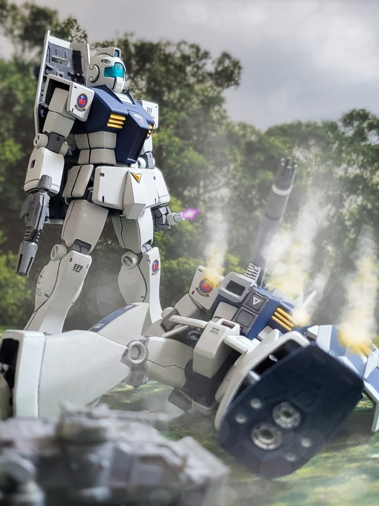 今回、峡谷森林地帯のジオン部隊討伐で赴いた連邦軍のバックス、カレント小隊の混合部隊は損害著しく、目的の討伐も達成出来ず戦闘エリアから撤退する💦この戦闘でザクII指揮官機と交戦したジムキャノンは大破❗パイロットのバックス中尉は幸いにも救助されたが、この戦闘による負傷によりMSを降りMS教導隊に転属となる。そして、MSパイロット育成を努める教官となったバックス中尉は、のちに結成される特務部隊『ホワイト・ディンゴ隊』のマスター・P・レイヤーらに指導するのであった……💫以上、私の妄想イメージによる『荒野の迅雷』ヴィッシュ・ドナヒュー中尉のザクII(S)の活躍とジムキャノンとの激闘でした～🙌🎶