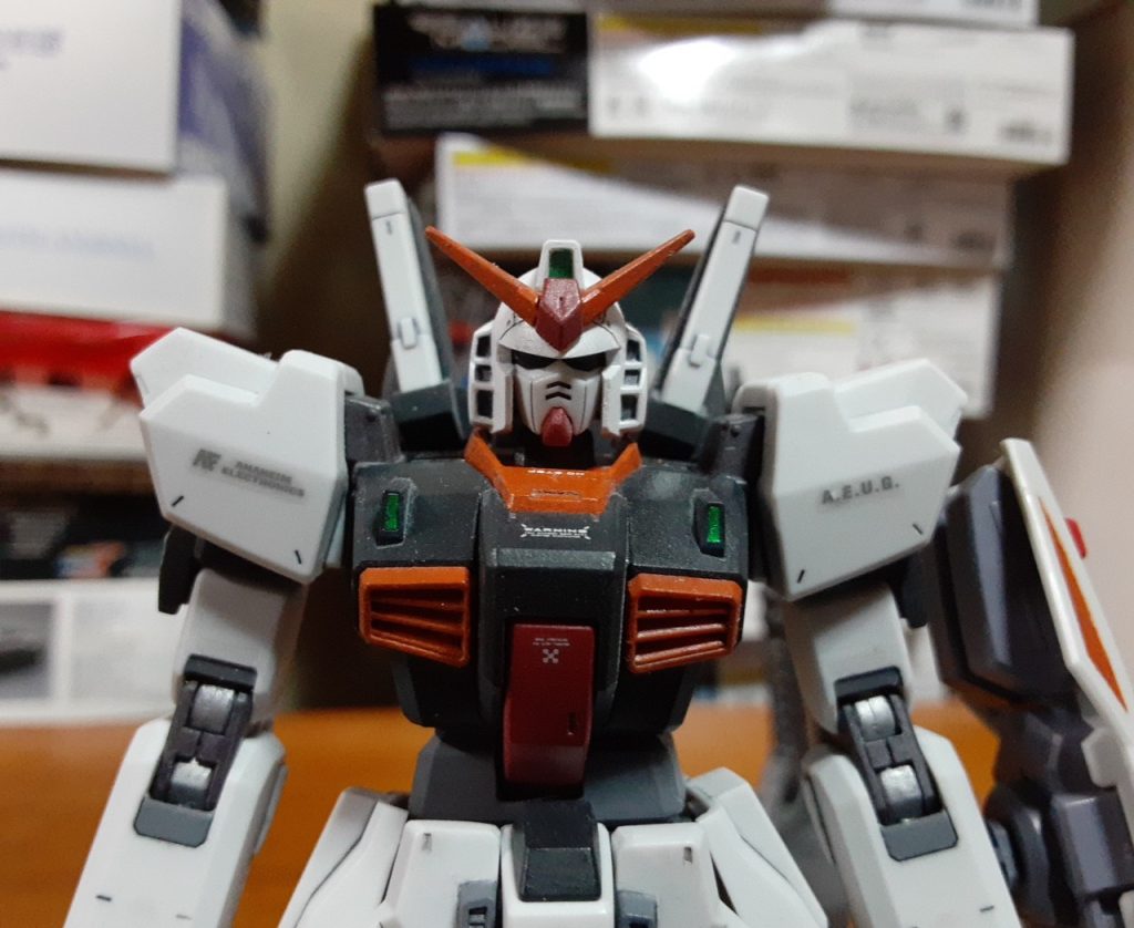 「ティターンズのことを知ってしまったら、闘うしかないじゃないか‼️」フェイスガードの内側を削って、フェイスのマスク部と顎だけ0.5ミリぐらい前に出して劇中ぽくしてみました。ヒサシ弄ろうと思ったけどなかなかうまくいかなかったので次こそは。関節フレームは基本ガンメタ、引き出される部分をシルバーに。これがやりたかったw腹部グレーに塗りました。元がちょっと紫だったので、あと腹部の中のジョイント部で1ミリ延長