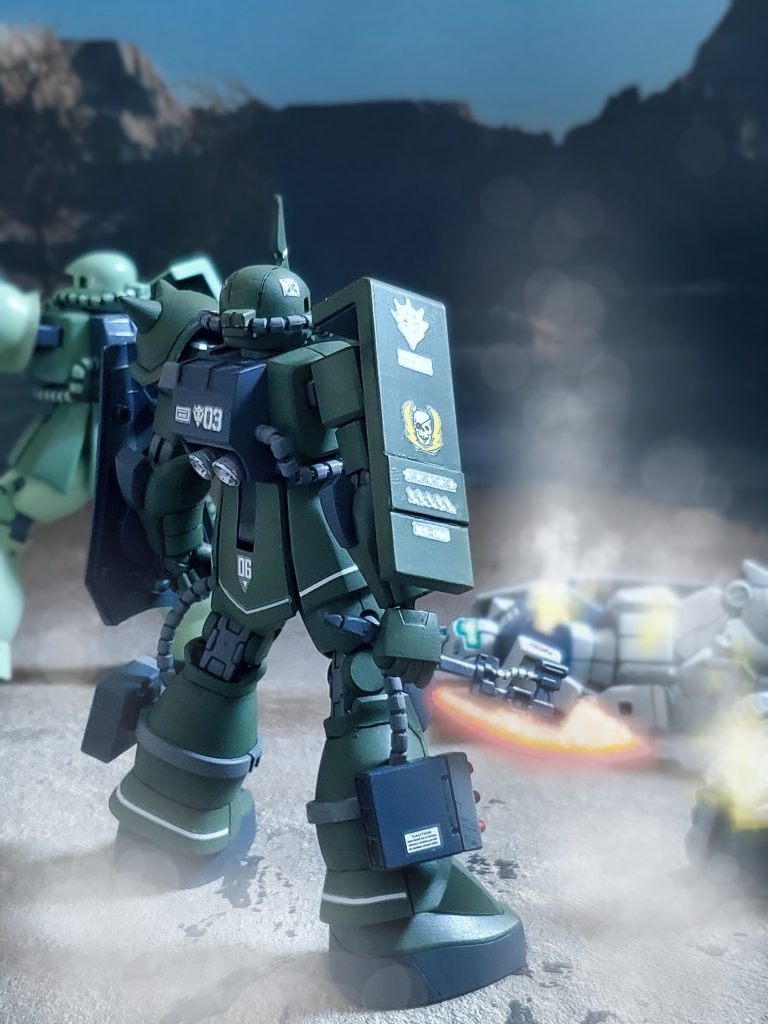 勢いに乗る連邦軍はついに大陸北部のダーウィン基地と周辺の都市部奪還に乗り出した❗このままでは都市部の住民も戦火に巻き込まれると危惧したヴィッシュ中尉は『連邦をこれ以上近づけてはならぬ❗』とダーウィン基地までの戦略的重要ポイントである峡谷森林地帯で部隊を展開🎵ダーウィン制圧のため森林地帯に進入する連邦軍MS部隊を伏兵戦術で迎え撃ち、殲滅もしくは撤退させていた🙌✨ヴィッシュ中尉のザクII(S)と交戦し、命からがら戦場を脱出した連邦兵士は『その速さ迅雷の如し⚡』と恐怖に震えながら仲間に伝えたと言う…😔✨