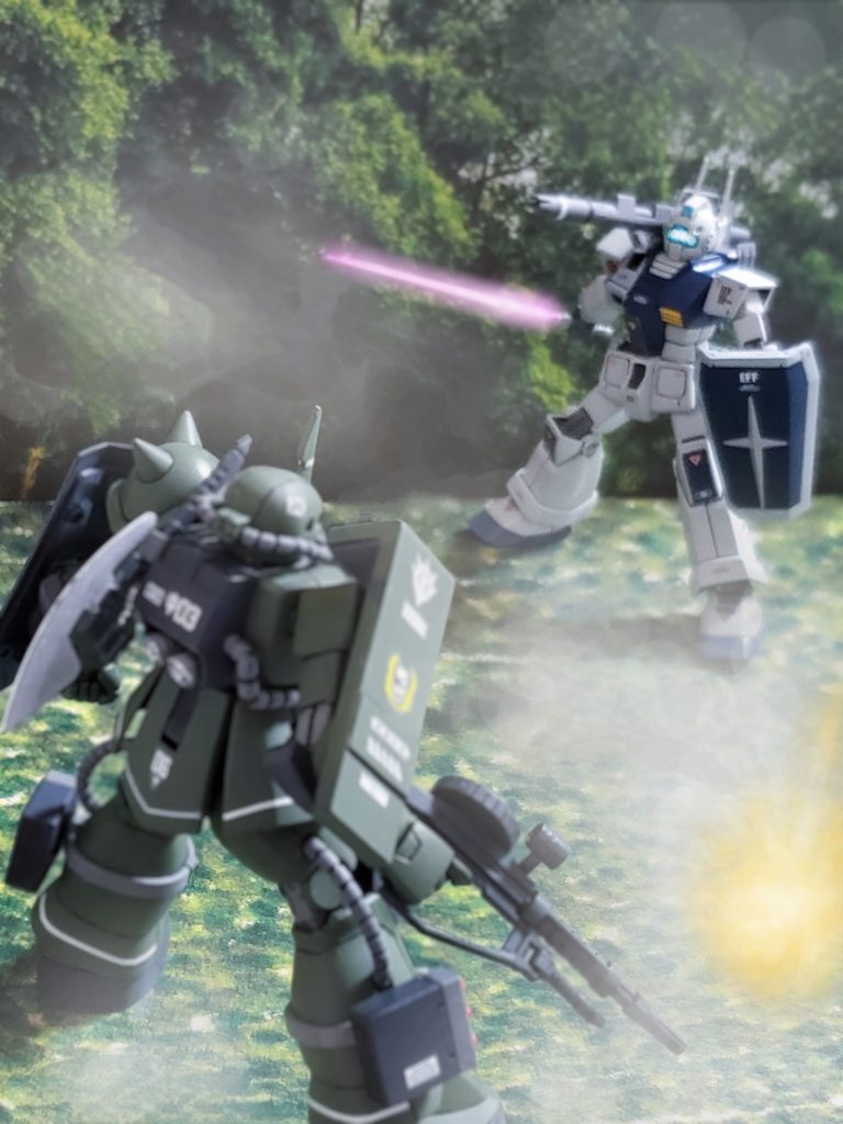 こちらの伏兵による奇襲にもかかわらず、冷静に対応してくる連邦部隊💦ヴィッシュ中尉は睨んだ通り場数を踏んだ優れた部隊だと瞬時に理解する💡その連邦部隊の動きからキャノンタイプが指揮官機であると判断したヴィッシュ中尉👀💡その部隊の指揮系統を狂わせるべくザクIIがジムキャノンの前に立ち塞がる👊✨