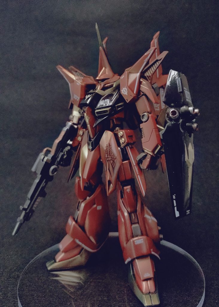 改造、スジ彫り無し。エッジを尖らせたのとバーニアにメタルパーツを少し、モノアイをᎻアイズにした以外はほぼノーマルですが、頭部とスネは後ハメ加工しました