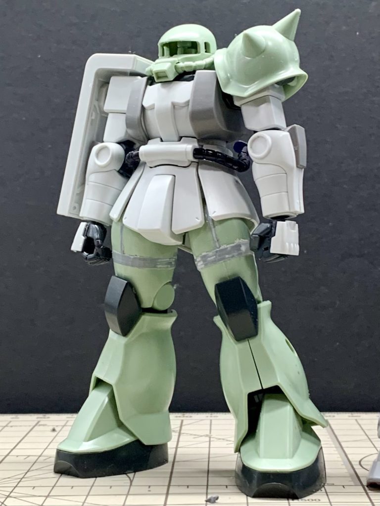 HGUCシンマツナガザクと旧HGUC量産型ザクをがっちゃんこ。太もも延長&上半分を幅増し。太くした太ももが収まるよう股間の幅を詰めています。