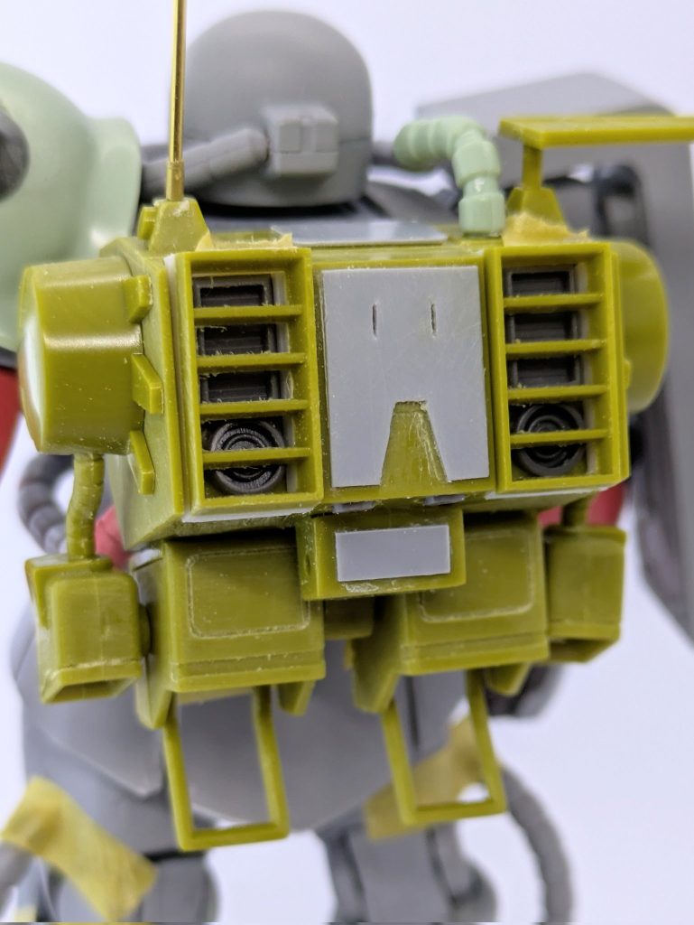 ランドセルは背面のダクトを貫通させ中身をそれらしく。