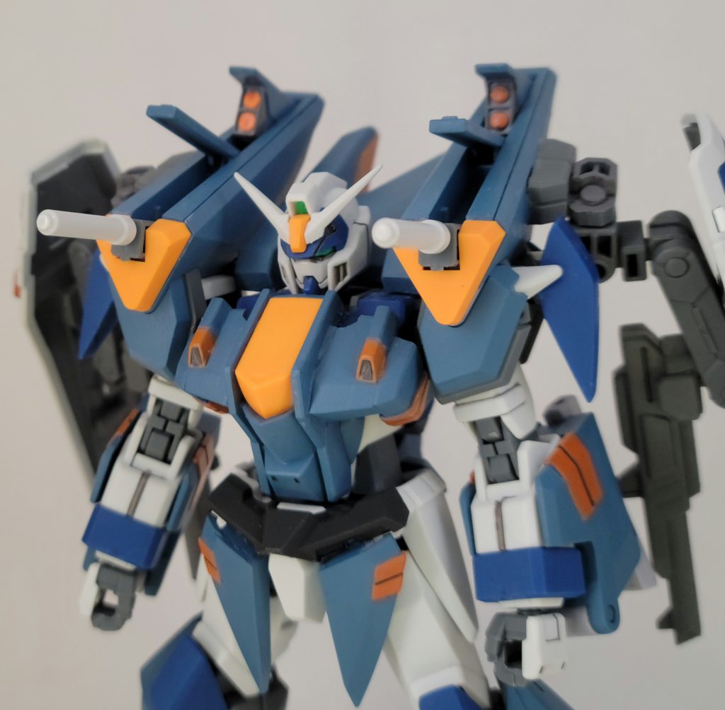 両肩にはビームサーベルとミサイルを装備。こういう内部に格納されてる装備大好きです。