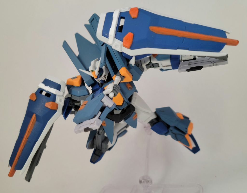 ちょっと窮屈ですがビームサーベルの柄にはちゃんと手は届きます。