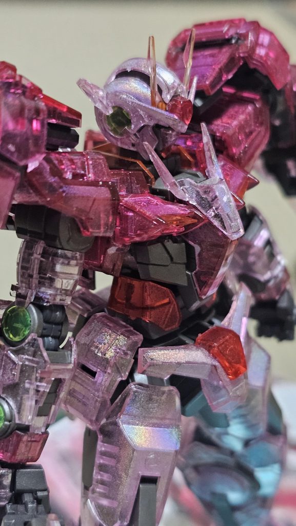 裏側にまずトランザムホロレッド、乾いた後にシャインシルバーを吹いています。