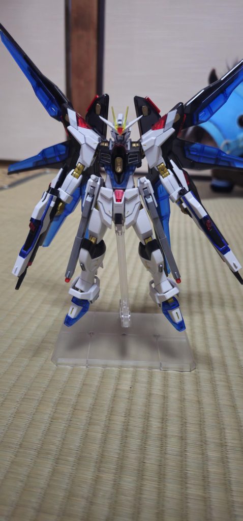 一番好きな機体のストフリ弐式はどう考えても出ないと思い、マイフリ、マイフリクリア、ストフリクリアを3個イチして作りました。