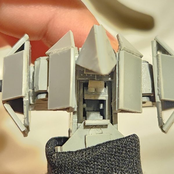 先代機のルエーダの後継機としてデザインし、フルスクラッチで制作しています。頭部の展開ギミックや、コックピットハッチの展開、内部に拘りました　可動域はかなり広めですモノアイは電飾してあります（6枚目）