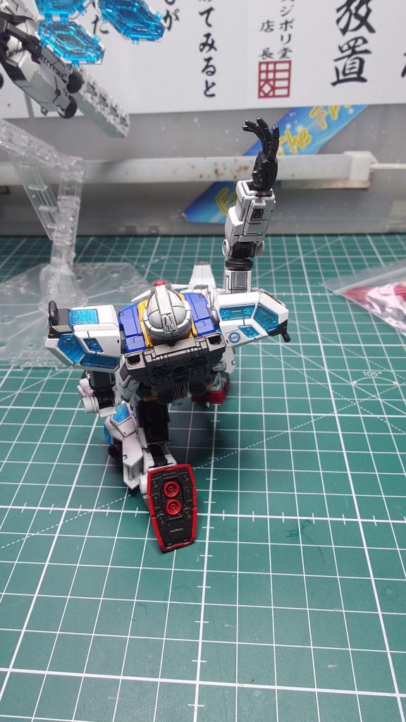 一応足裏も現物の万博ガンダムに近い塗り分けにしています。