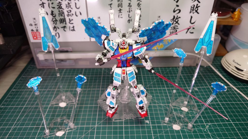 グラスフェザー分離状態＆ビームサーベル装備！他のキットで使っている関係で棒の部分が足りませんがｗ 