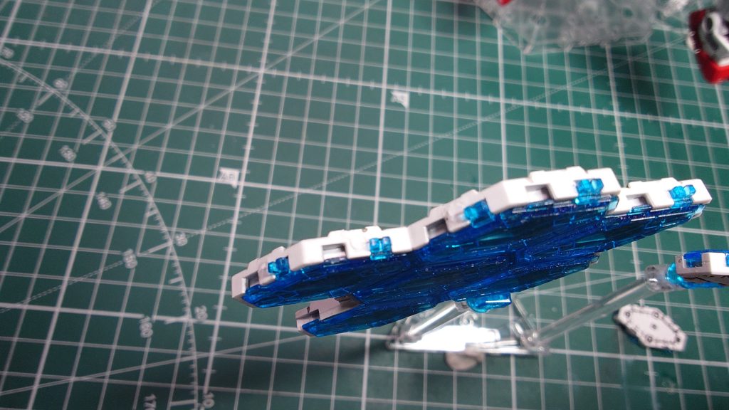 製作途中は写真を撮り忘れてたので完成後の写真ですが、今回グラスフェザーの接続部分にネオジム磁石を埋め込んでいます。合体時に接続する部分だけですが直径2mmで厚さ1mmの磁石が接続コネクタの隙間に埋め込めました。