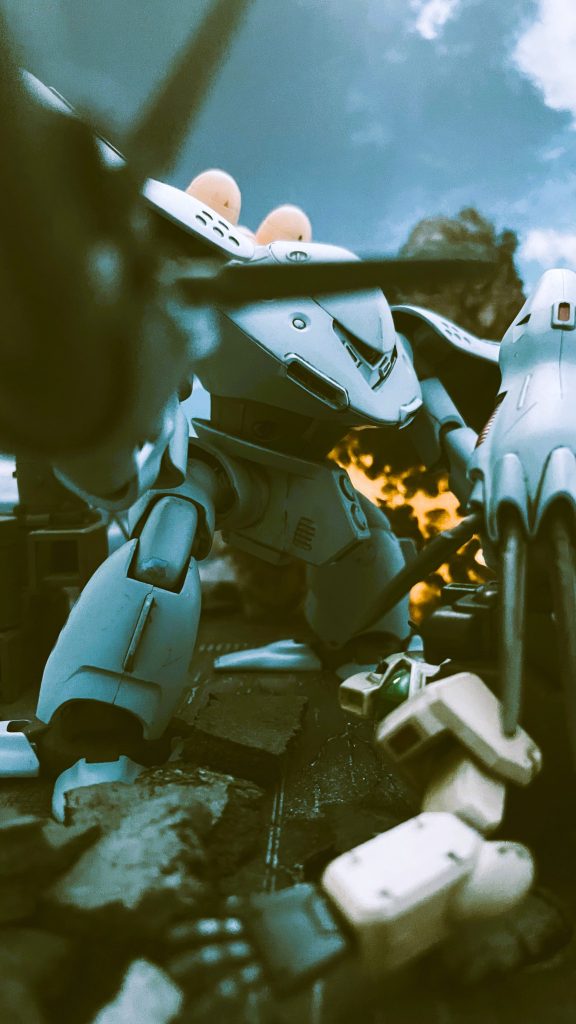 HGジムコマンド(旧キット)、HGハイゴックとなります。旧キットのジムコマンドはカメラが大きくイラストの雰囲気にあっている事から採用しました。背後の爆煙は粒わたを山状に盛り上げてLEDライトで光らせています。