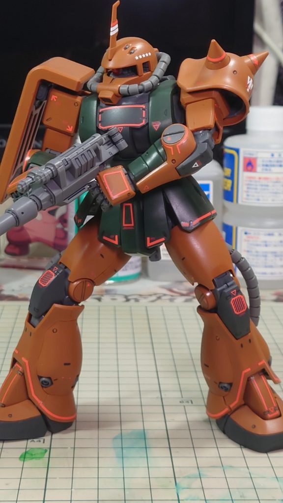 ガルマ・ザビ専用ザクⅡ–2枚目/制作者：あれく myT 積みプラ崩したい