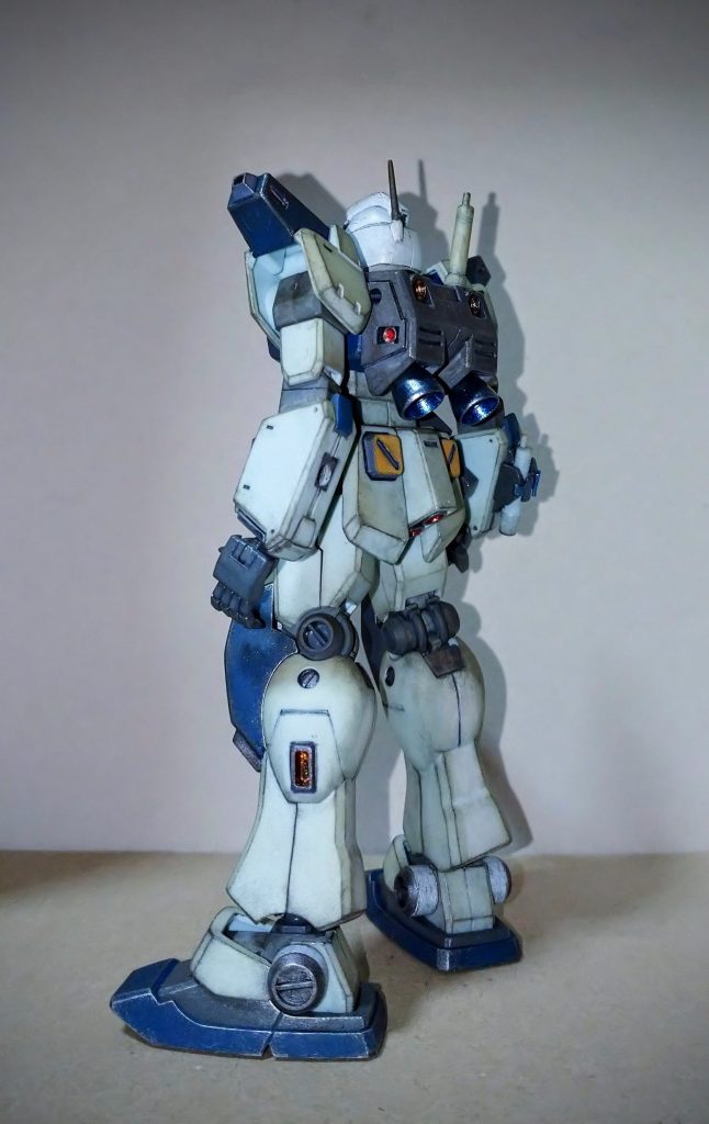 手直しする前はひどく汚れていたので洗剤でゴシゴシ洗いましたが完全には落としきれず塗装してない接着箇所の変色はどうしようもないので張り付けたり彫ったり色々頑張った記憶があります。頭部とふくらはぎの下は調色してリタッチしましたが完全に同じ色には出来なかったのでよく見るとバレますね。😅完全に落ちない汚れを誤魔化す為にドライブラシでフィルタリングやチッピングしました。汚れた箇所を更に汚すという悪手をしたので場所によってはヒドイ仕上がりになっておりますな(；・∀・) 