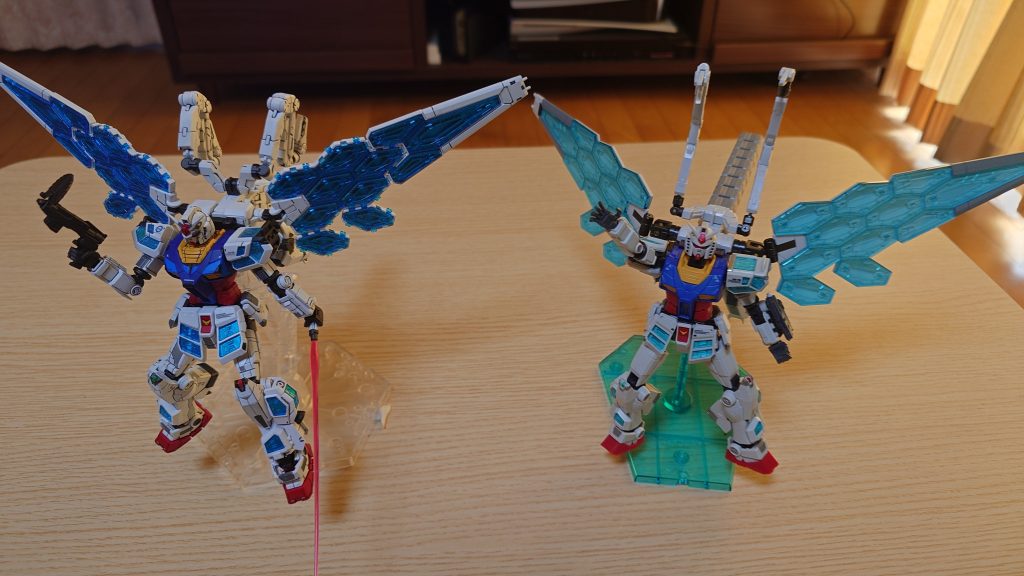 Xにも上げましたがROBOT魂のグラスフェザーが届いたので並べて撮影！色味はプラモデルの方が個人的には好みです。塗り分けとかも自分で頑張った方がいい感じだったのでここを見ているような方はプラモデルの方が安くて出来が良いのでおすすめです！