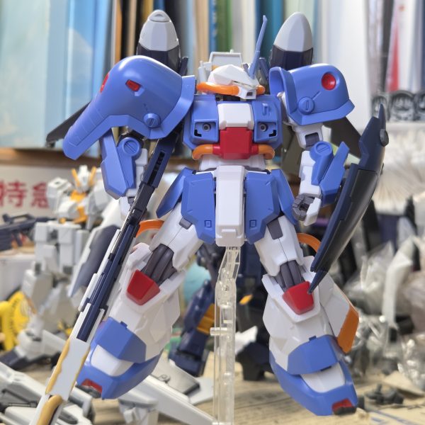 久しぶりにハイザックを進めました。今回はオプションを作成積んでたアウスラ+ギガ腕のパーツを使用し、最近電ホビで紹介されている“フルドド・セスシナング”風のユニットを作成しました。あとはライフルの調整と、機首をセスシナングに寄せるかどうかというところです。（1枚目）