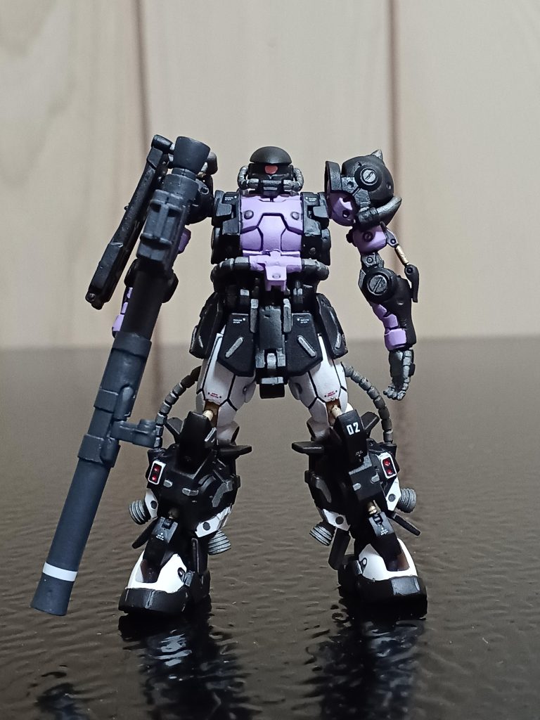 正面から。雨が続いて、なかなか完成できませんでしたね(zaku-kao4)あとつや消しだけだったので、もどかしい日々を送っておりました。