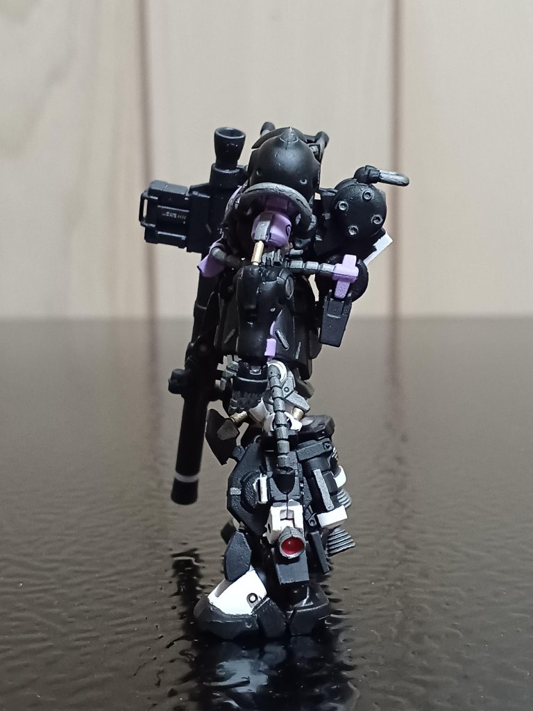 左サイドから。そういえば、アーティファクトだと肩のスパイクが一本なんですよね。面白いアレンジですね~(zaku-kao5)