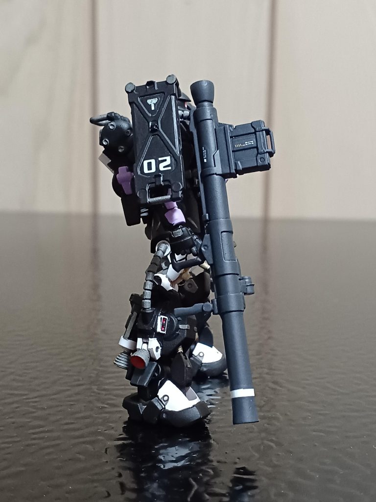 右サイドから。3機目だったので多少は慣れましたが、組み立てが少しクセがあって個人的には難しいキットでしたね(zaku-kao4)