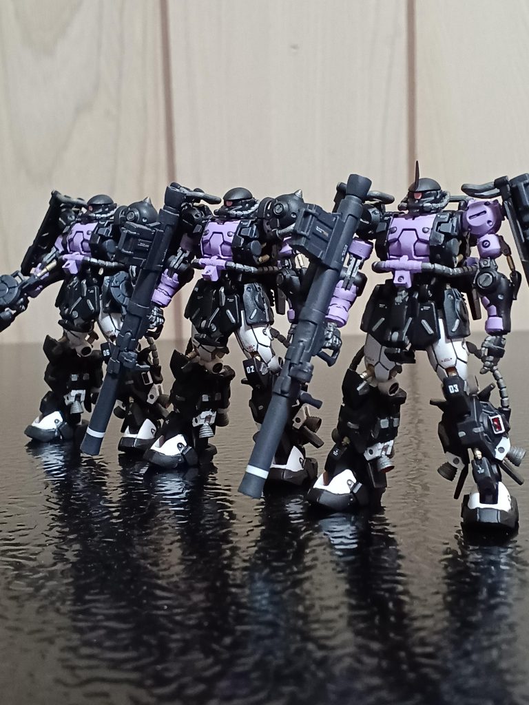 アーティファクトを順番に製作してますが、アーティファクトのコンパチブルって、高機動型ザクⅡが初めてですよね❔正直、同じ機体を3連続は結構大変でしたけど全てはこの光景の為に‼️いや~、感慨深いものがありますな(zaku-kao5)