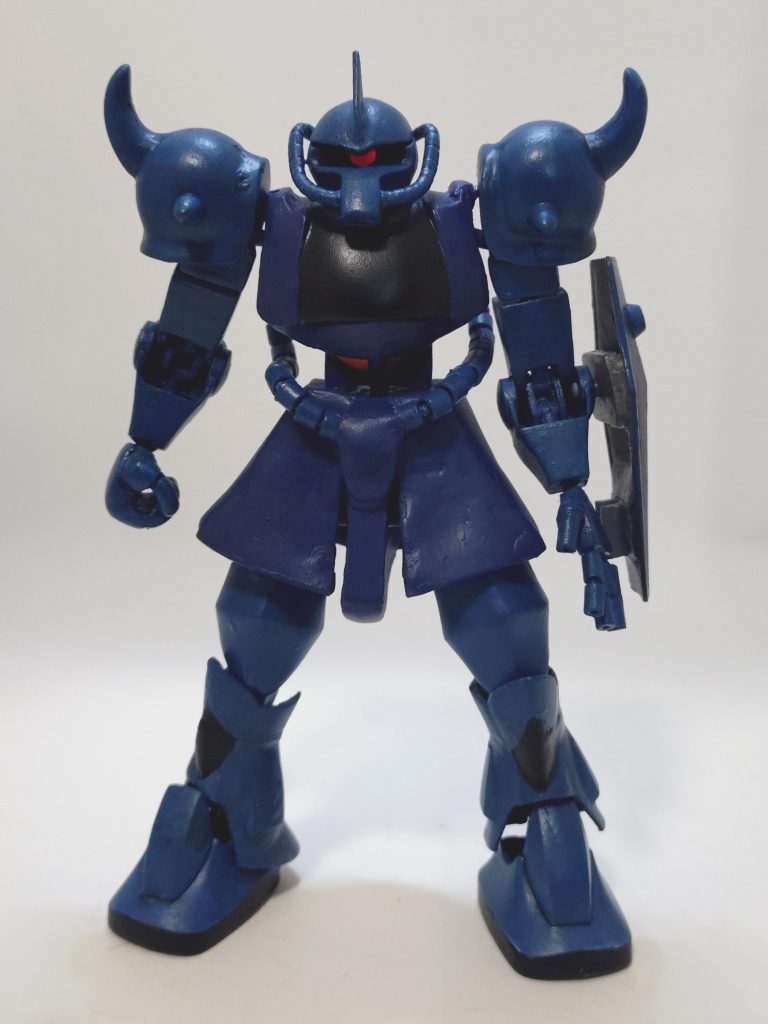 続いて改修箇所を紹介します。いつもはアピールのあまり画像が増えすぎてしまいましたので、特筆事項を除き下記に列挙します。 頭部:モノアイ可動化、首は敢えて埋めてしまいました。また、ひさしのV字ラインはグフの大事なアイデンティティと思うので、キチンと再現!胴体:肩には引き出し式関節を、腹部にはダブルボールジョイントを設置。腕部:肩アーマーは肩と別パーツ化したうえで接続方式を変更(詳細は特筆事項1にて)。肘関節は自作の二重関節に。手首:両手首ともパテで自作。左手はポリパテで基部を、1mm径アルミ線を芯に3mm径プラ棒て指を製作。僅かですが可動しますので、表情付けが可能。右手は共用の武器持ち手とし、大きめに。出来はお察し…笑腰:全面作り直し。腰アーマーは設定だとワカメちゃん並に短くて校則違反の恐れがあるので長くしときました 笑 アーマーの素材には一工夫(詳細は特筆事項2にて)。脚部:大腿部は大幅幅増し。膝関節は肘と同じ自作二重関節化しました。これにより膝小僧を正面に向けたままガニ股にする事が可能…なのですが保持力に難アリ、反省点です。足首はL字プラ棒の先にボールジョイントを付け、前後左右に柔軟に可動出来るように。武装:ヒートロッドは1mm径アルミ線を芯に、2mm径スプリングを被せ、更にコトブキヤさんのモビルパイプをありったけ差し込んで作成。先端はポリパテにて。シールドは取り付け方法を丸軸による差し込みに変更し、ヒートサーベルのマウントラッチを簡易ですが作成。設定通り、刃を外した状態で収納可能に。