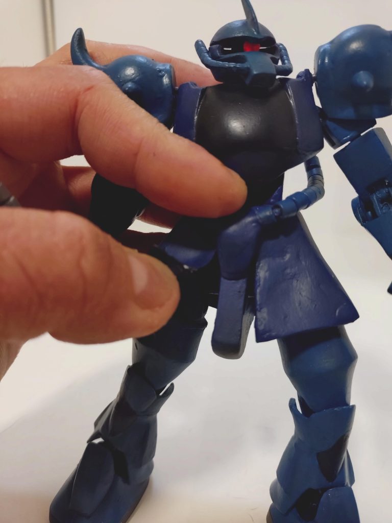 特筆事項その2にして今作最大のキモ、スカートの柔軟化!なんとこちらのスカート、ゴムのようにグニャグニャ曲がります!昔のアニメによくあった、どー考えてもゴムとしか思えないような曲がり方をする装甲…あれを再現してみたものです。その正体は、ビニールテープを下地に、セメダインのプラ用ポリパテを薄ーく盛り付けて整えたもの!このポリパテ、硬化してもある程度弾性を持ち、90度程度の折り曲げくらいは可能です。こちらに行き着くまで、試行錯誤を繰り返しましたし、何度も腰を作り直しました…古くは超合金の可動戦士ザク、最近だとHGUCリバイブ版ザクの腰アーマーなんかがこの方式に近いですね。自作で再現するとなりますと、こうした方法が手段の一つになるかと。真似したい方(いるかな?)、参考にどうぞ。