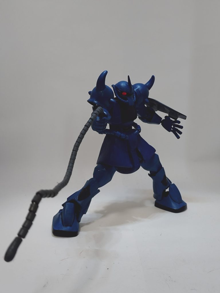 それではグフでブンドド!ヒートロッドに耐えられるかな?アルミ線を芯にしたおかげでグニャグニャ自由に動きます。製作中もついつい無駄に動かして遊んでしまいました 笑