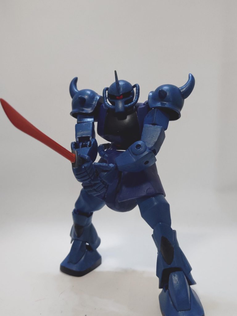 もう一つの必殺武器、ヒートサーベルだ!ちょうどグフを売っていた模型店に、ガンダム武器セットが一緒に置いてありましたので、活かさない手はないと思い購入!サーベルは刃部と、柄を2分割して真鍮線で接続するようにしました。これで収納状態も再現可能です。