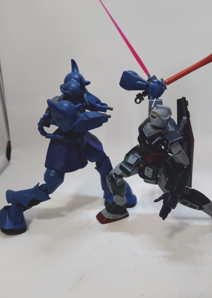 逆にグフの腕を切り飛ばしたっ!!あの名シーンもご覧の通り。ガンダムのおっちゃんの可動っぷりはコチラを見てみてね!