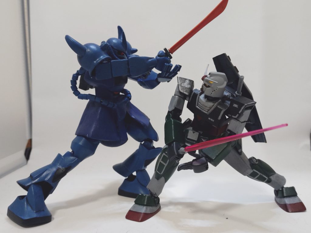 グフがヒートサーベルを勢いよく振るう!ガンダム、これを僅差で躱して…