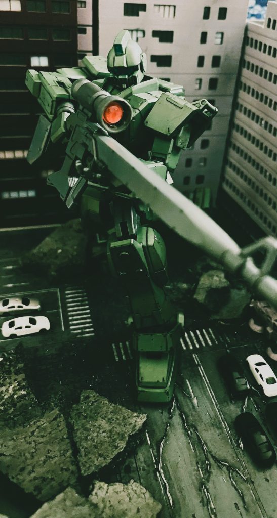 道路はGood in three directionsから。自動車９台が付属します。やや強めにバトルダメージを加えてみました。ずっと狙撃のポージングをやってみたかったのですがようやく念願かないました。