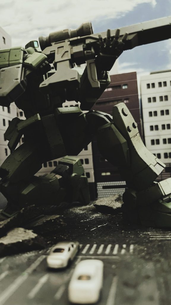 下からのアングルです。モビルスーツの巨大さを表現する意図です。