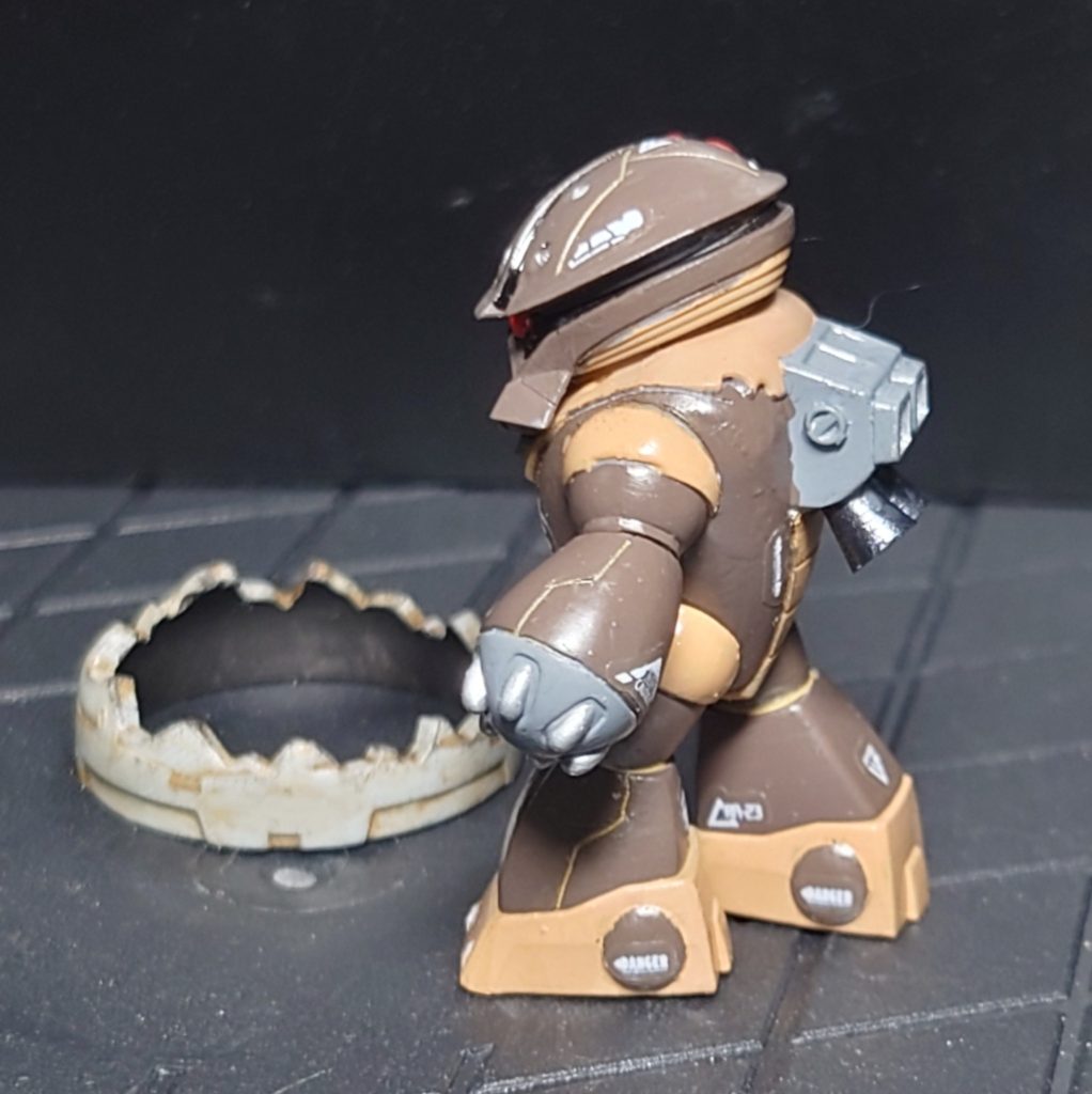 フリーハンドでスジボリして筆塗り全塗装です。デカールはseriaの「ホビーステッカー」を使いました。