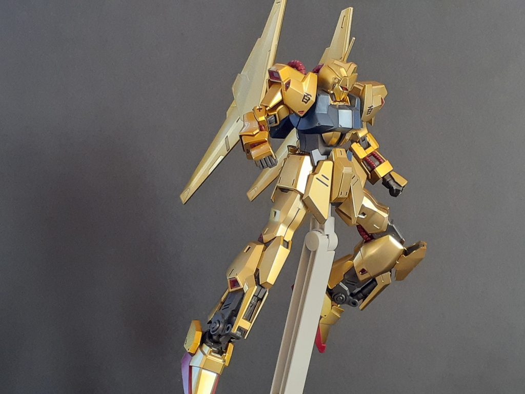 ガンダムベース限定の単品版ゴールドコーティングは旧HGのようにギラギラの鏡面メッキですがこちらのセットのメッキはつや消しメッキで落ち着いた印象。