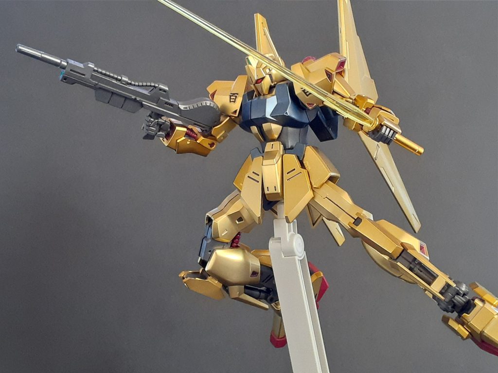 スミ入れが乗りにくいしはみ出たところをふき取ろうとすると金色も落ちることがあるので気を使います。なので、目立つ部分以外ではスミ入れを省いています。