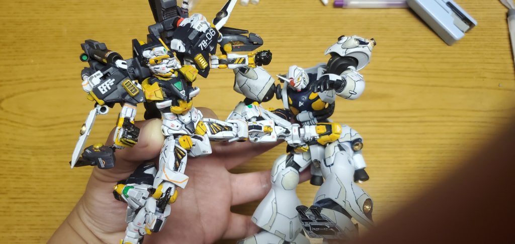 シャア蹴りwww   あしパーツには安定射撃用のスタビライザーピックとクローを装備し、それを近接攻撃用にしようが可能です。