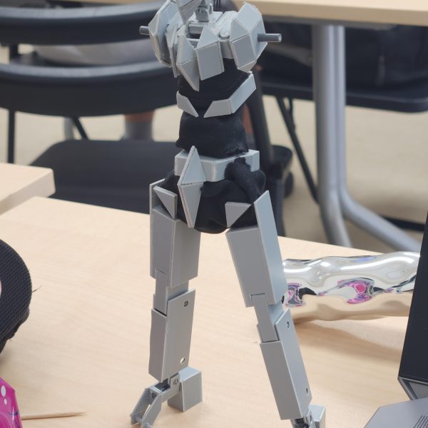 先代機のルエーダの後継機としてデザインし、フルスクラッチで制作しています。頭部の展開ギミックや、コックピットハッチの展開、内部に拘りました　可動域はかなり広めですモノアイは電飾してあります（5枚目）