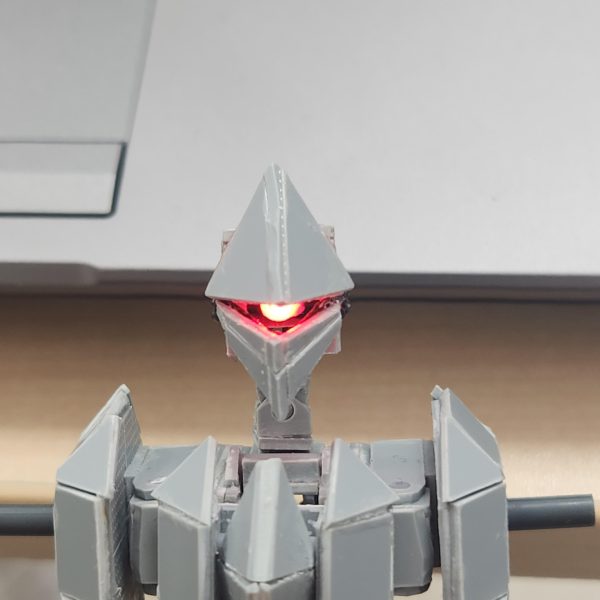 先代機のルエーダの後継機としてデザインし、フルスクラッチで制作しています。頭部の展開ギミックや、コックピットハッチの展開、内部に拘りました　可動域はかなり広めですモノアイは電飾してあります（3枚目）