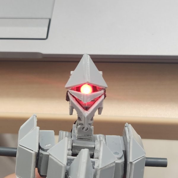 先代機のルエーダの後継機としてデザインし、フルスクラッチで制作しています。頭部の展開ギミックや、コックピットハッチの展開、内部に拘りました　可動域はかなり広めですモノアイは電飾してあります（4枚目）