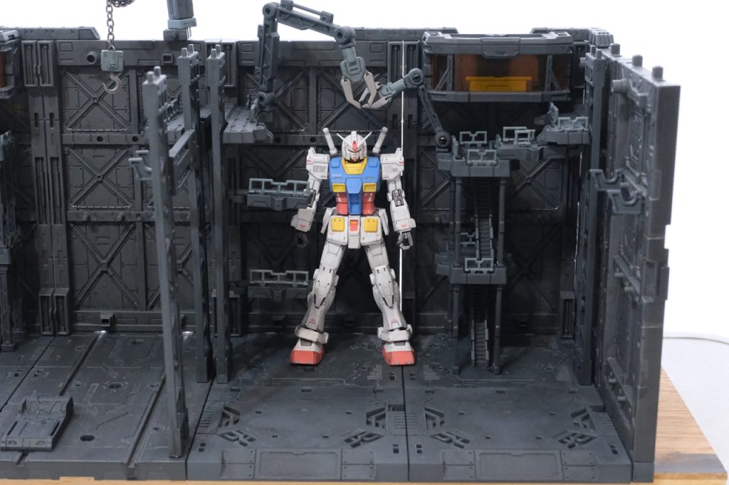 格納庫右半分。整備室のような感じにしています。指令室の下の階段は動かせるので、幅の広いMSが来た時にも対応できるようにしています。