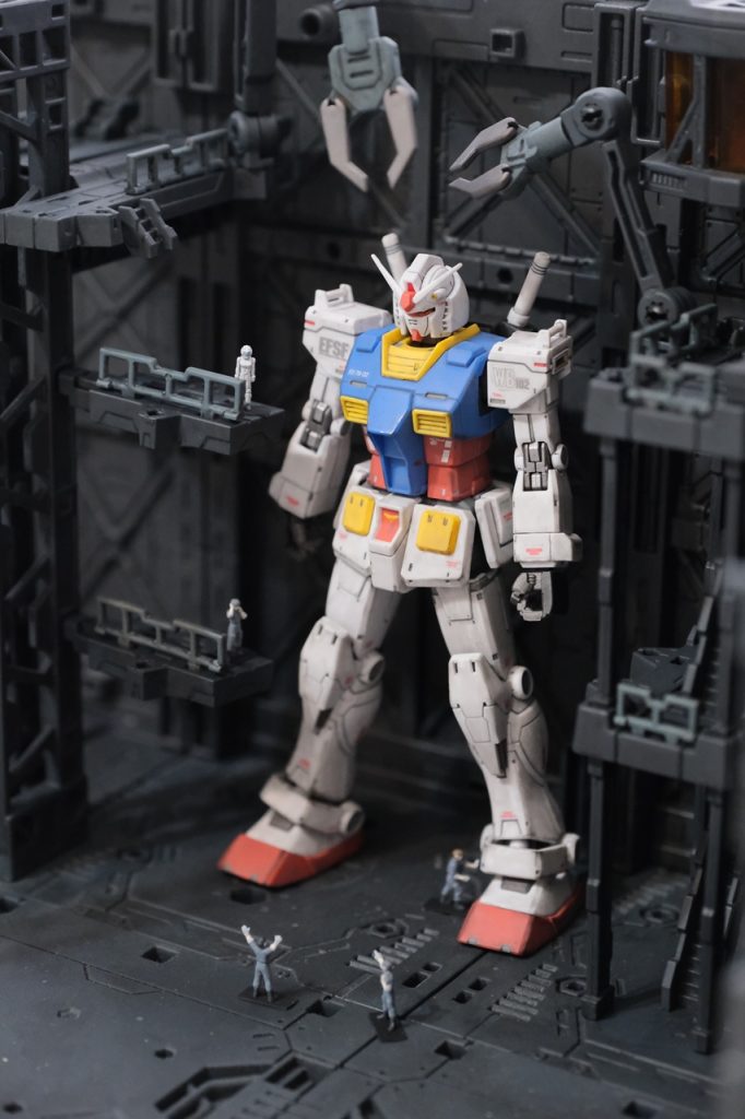 MSフィギュア01と格納庫が揃ったので、両方合わせて撮影してみました。人がいることで、モビルスーツの大きさを表現することができるようになりました。臨場感も違います。ここからは、「オリジン版シャア専用ザクⅡ」を使って撮影したものを載せてみます。シャアたちの声が聞こえてきそうな感じがするでしょうか。世界観や臨場感を楽しんでいただければと思います。