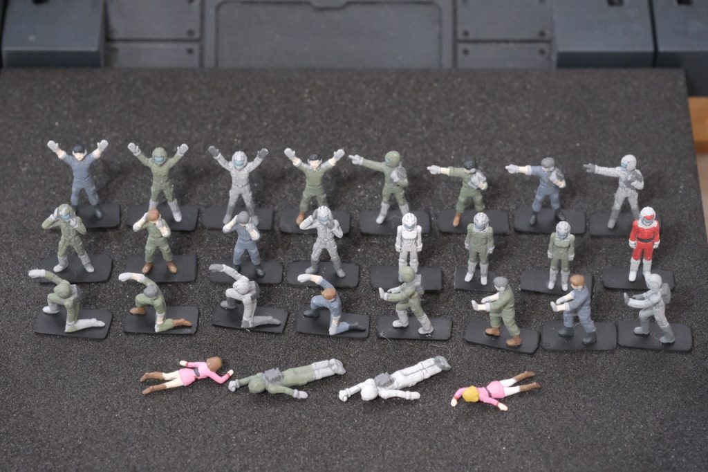 まずはMSフィギュアから。1/144なのでだいたい1.2センチくらいです。プラ板を小さく切り黒く塗って、足の裏に接着しています。宇宙用と地上用とあり、同じポーズのものが2体ずつあるので、連邦とジオンっぽいカラーリングで分けました。パイロットは男性女性で2体ずつあり、１体はシャアカラーにしました。どう見てもセイラさんに見える女性が2体あったので、セイラさんとフラウ・ボゥにしました。【使った色】肌：C111キャラクターフレッシュ服：C56明灰緑色　 C366インターミディエートブルー C114RLM23レッド C63ピンク C338ライトグレー C97灰色9号ゴーグル：C74エアスペリオルブルー髪：H72ダークアース　 H53ニュートラルグレー　 G1024西武系101系イエロー　 C513ジャーマングレードゥンケルグラウブーツ：H72ダークアースバックパック：H53ニュートラルグレースミ入れ：ウェザリングカラー　マルチブラックトップコート：GX114スーパースムースクリアー
