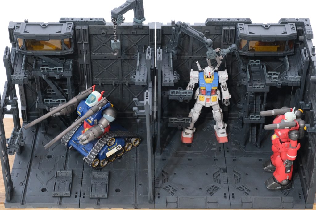 格納庫全体写真。カタパルトや指令室、中二階、移動通路、階段、アーム、クレーンと一通り使いました。パーツは組み替えたり「格納庫１」のほうに付けてみたりして模様替えできるので、撮影の幅ができてありがたいです。てすりやアームなど、一部オレンジ色のパーツがありすごく目に付くので、グレーに塗っています。【使った色】メインカラー：C513ジャーマングレードゥンケルングラウてすりなど：C515ジャーマングレーグラウ（退色）スミ入れ、汚し：ウェザリングカラーマルチブラック 